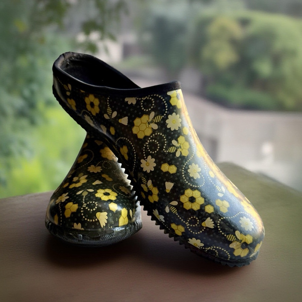 Western Chief Garden Clog, black and yellow bee & honey comb design. Size 10